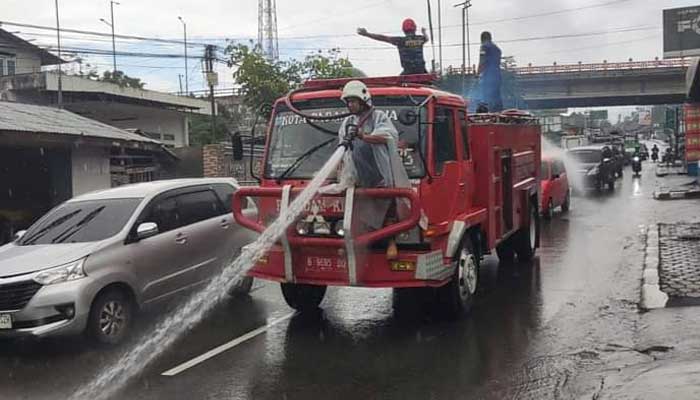 Damkar Padang Panjang Bersihkan Jalan dan Perkantoran