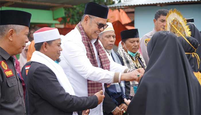 Bupati Solok, Capt. H. Epyardi Asda, M.Mar Dt Sutan Majo Lelo, saat peresmian Masjid An-Nur di Pondok Pesantren Raudhatul Ulum, Nagari Sirukam