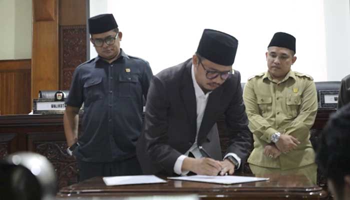 Walikota Bukittinggi, Erman Safar tandatangani nota persetujuan Ranperda tentang Penyelenggaraan Kota Layak Anak, Ketenteraman dan Ketertiban Umum