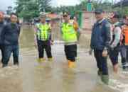Jalan Lintas Sekayu – Musi Rawas Lumpuh Tergenang Banjir, Polres Muba Turun Tangan