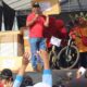 Pemberian hadiah Jalan Santai HUT Kabupaten Dharmasraya ke-20