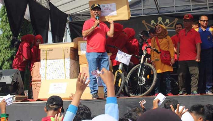 Pimpinan DPRD Ikut Jalan Santai HUT Kabupaten Dharmasraya ke-20 1 Pemberian hadiah Jalan Santai HUT Kabupaten Dharmasraya ke-20