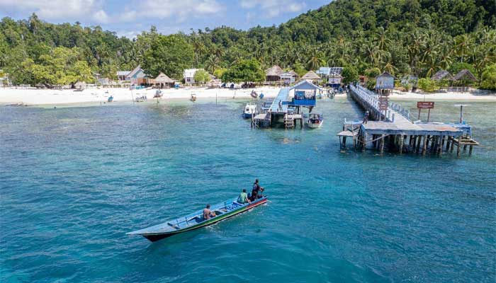 Kapal Nelayan Kampung Sauwandarek Saat Akan Berangkat Menangkap Ikan Menggunakan Mesin Tempel Listrik