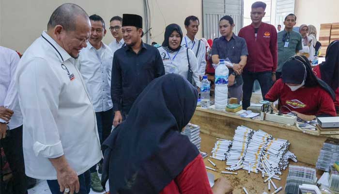 Ketua Dpd Ri, Aa Lanyalla Mahmud Mattalitti Saat Mengunjungi Dua Pabrik Rokok Di Jawa Timur