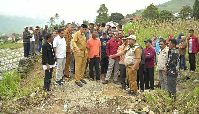 Pemprov Sumbar Segera Bangun Jembatan Penghubung di Koto Baru Aie Dingin Solok 1 Gubernur Sumbar), Mahyeldi, tinjau lokasi rencana pengerjaan jembatan penghubung di Nagari Aie Dingin, Kecamatan Lembah Gumanti, Kabupaten Solok