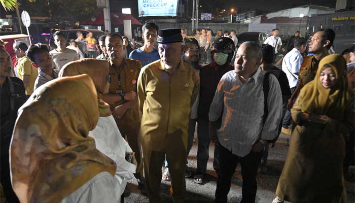 AC Sentral Meledak, Pasien Rawat Inap Semen Padang Hospital Dipindahkan ke Rumah Sakit Lain 1 Gubernur Sumbar, Mahyeldi tinjau kondisi pascaledakan di Semen Padang Hospital