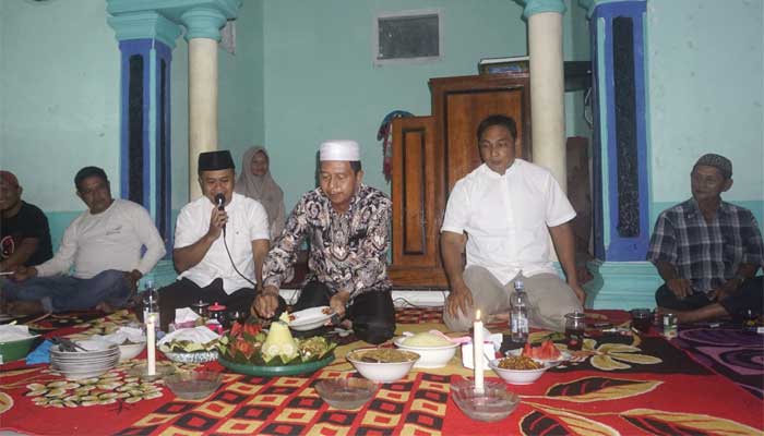 Masyarakat RT 02 Sidodadi Makan Bersama Wabup Pasbar dan Dedi Lesmana