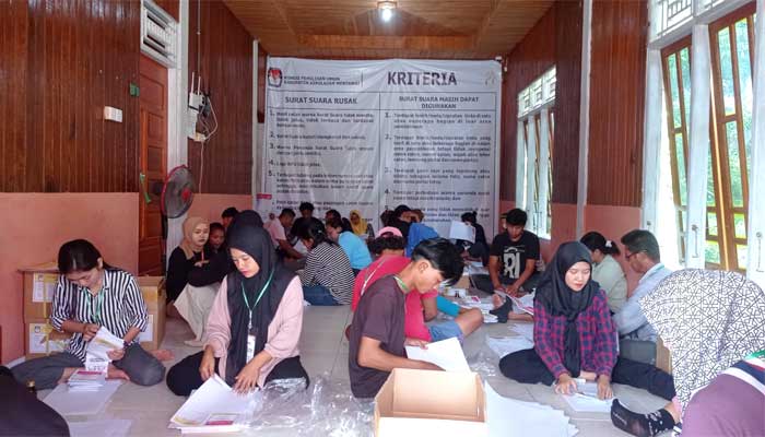 KPU Mentawai Mulai Sortir dan Melipat Surat Suara Pemilu 2024