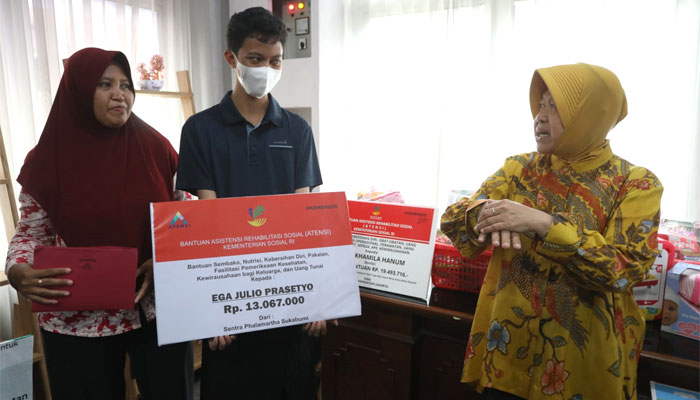 Mensos Tri Rismaharini Semangati Ega, Remaja Penderita Kanker Darah