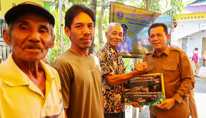 Penyerahan Bantuan Alat Tangkap Perikanan Untuk Nelayan Oleh Pemerintah Provinsi Kepri Di Halaman Kantor Lurah Tanjung Unggat