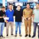 Usai terima bonus, beberapa pemain PSPP foto bareng Ketum Sonny dan Manager PSPP Halim