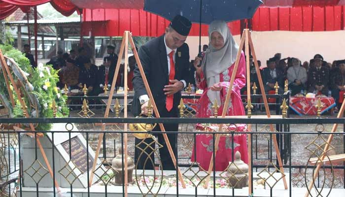 Ketua DPRD Ziarah ke Makam Bupati Pertama Dharmasraya 1 Ketua DPRD, Pariyanto, Ajangsana ke Makam Bupati Pertama Dharmasraya