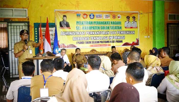 Bupati Solok Selatan, Khairunas, membuka secara resmi Pelatihan Perangkat Nagari, Administrasi Perkantoran dan Pembukuan Berbasis Teknologi Informasi di Kampus PNP Lubuk Malako