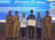 Ombudsman Ri Wilayah Sumatera Barat Serahkan Penghargaan Kepada Wakil Bupati Solok Selatan