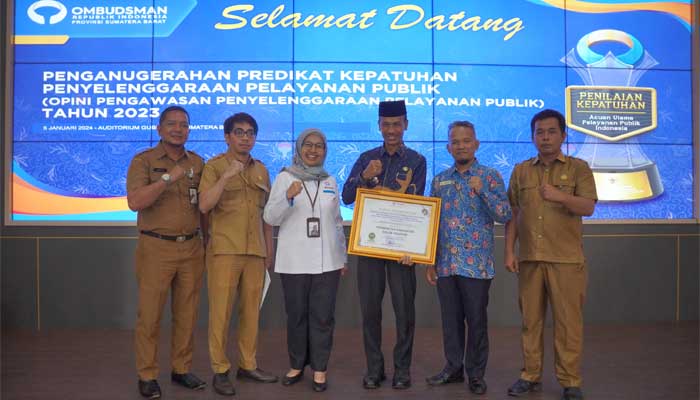 Ombudsman Ri Wilayah Sumatera Barat Serahkan Penghargaan Kepada Wakil Bupati Solok Selatan