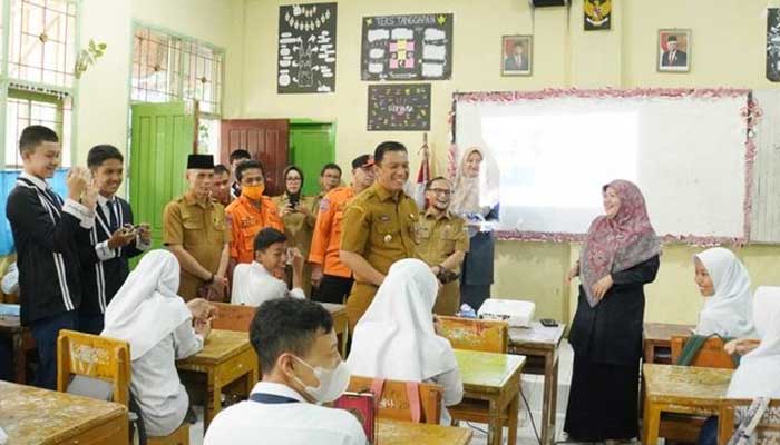 Pj Wako Sonny Budaya Putra Tinjau SMPN 1 Padang Panjang