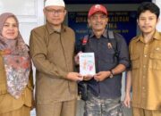 Sulaiman Juned Serahkan Buku "Puisi Cinta untuk Palestina" ke Kadis Kominfo Padang Panjang 9 Sulaiman Juned Serahkan Buku "Puisi Cinta untuk Palestina" ke Kadis Kominfo Padang Panjang