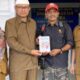 Sulaiman Juned Serahkan Buku "Puisi Cinta untuk Palestina" ke Kadis Kominfo Padang Panjang