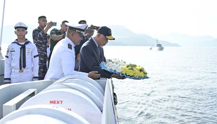 Gubernur Sumbar Pimpin Upacara Tabur Bunga Di Atas Kri Cakalang