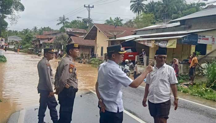 Wakil Bupati Sijunjung Tinjau Lokasi Banjir di Tapian Lincia