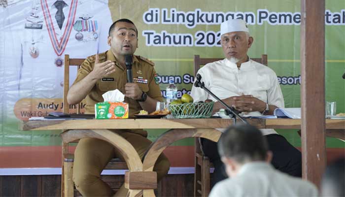 Ini Tantangan Investasi Sumbar Tahun 2024 1 Wagub Audy Joinaldy bersama Gubernur Mahyeldi saat memberikan arahan dalam rapat pimpinan lingkup Pemprov Sumbar di Labuan Sunday Resort, Kabupaten Pesisir Selatan