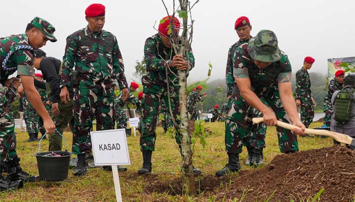 Panglima TNI dan Kasad Kompak Serukan Gerakan Mencintai Alam 1 Panglima TNI, Jenderal TNI Agus Subiyanto, dan Kepala Staf Angkatan Darat (Kasad), Jenderal TNI Maruli Simanjuntak, menanam bibit pohon