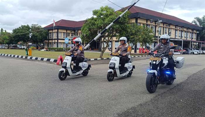 Kapolres Dharmasraya dan Kasat Lantas Patroli Ramah Lingkungan 1 Kapolres Dharmasraya dan Kasat Lantas Patroli Ramah Lingkungan