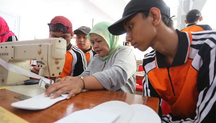 Kemensos Adakan Pelatihan Menjahit Di Rusun Sentra Mulya Jaya Jakarta