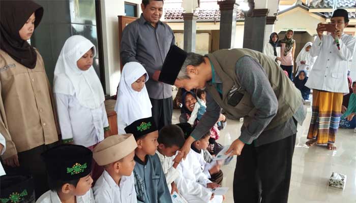 Upz Baznas Kabupaten Cirebon Koordinator Desa Warukawung Santuni Ratusan Anak Yatim Dan Dhuafa