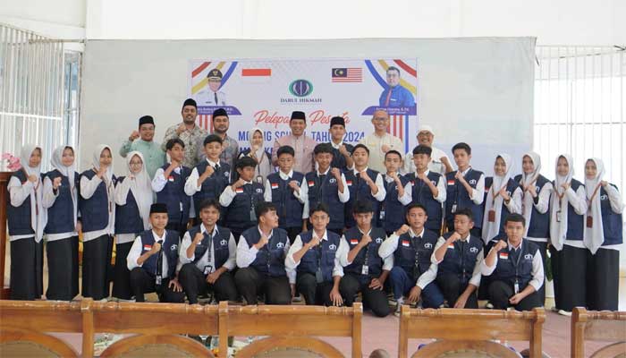 Penjabat Wali Kota Sonny Budaya Putra bersama 30 Siswa SMP Hikmah Padang Panjang yang akan melaksanakan Moving School ke Malaysia