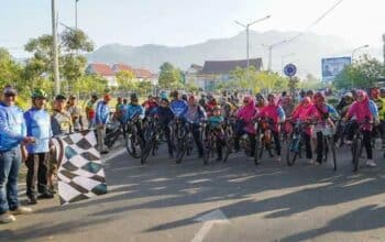 Sekdako, Andree Algamar Melepas Secara Resmi Peserta Gowes Asosiasi Sepeda Rekreasi Indonesia (Asri) Kota Padang