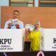 Bupati Sijunjung, Benny Dwifa Yuswir bersama Ketua TP-PKK Ny. Riri gunakan hak pilihnya pada Pemilu 2024, di TPS 16 Jorong Pulau Barambai, Nagari Muaro