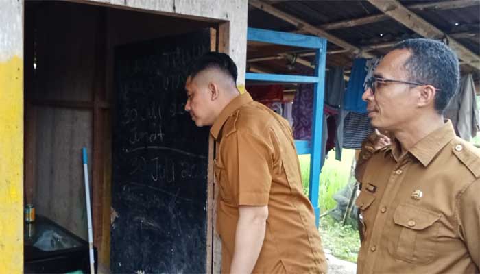 Ketua Dprd Kota Bukittinggi, Beny Yusrial Tinjau Rumah Tidak Layak Huni Di Kecamatan Aur Birugo Tigo Baleh