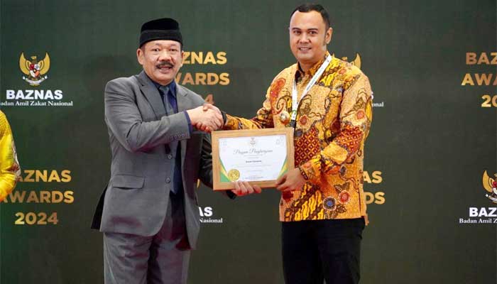 Bupati Sijunjung Terima Penghargaan BAZNAS Award 2024
