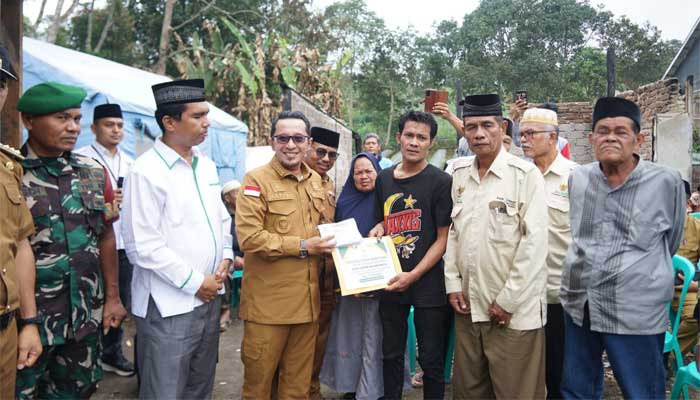 Bupati Tanah Datar Serahkan Bantuan bagi Korban Kebakaran di Tanjung Alam