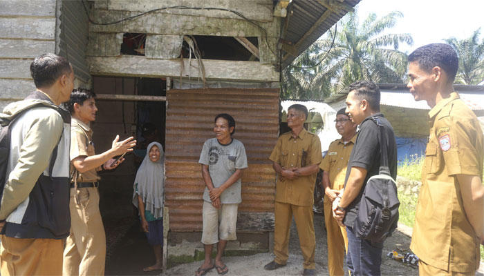 Dua Keluarga di Kinali Terima Bantuan CSR dari PT Wilmar Group 1 Bappelitbangda Kabupaten Pasaman Barat (Pasbar), Perkim, PU dan stakeholder terkait, bersama perwakilan PT Wilmar Group melakulan survei lapangan