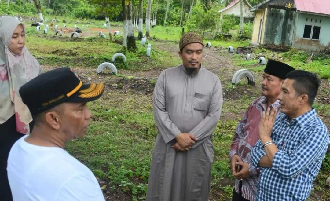 Wawako Padang, Ekos Albar meninjau wahana permainan Pantai Pasir Jambak