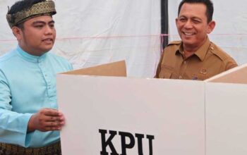 Gubernur Kepri, Ansar Ahmad Saat Meninjau Beberapa Tps Di Tanjungpinang Dan Bintan