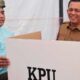 Gubernur Kepri, Ansar Ahmad saat meninjau beberapa TPS di Tanjungpinang dan Bintan