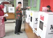 Gubernur Sumbar Bersama Keluarga Mencoblos Di Tps 12 Jati Baru Kota Padang