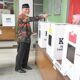 Gubernur Sumbar bersama Keluarga Mencoblos di TPS 12 Jati Baru Kota Padang