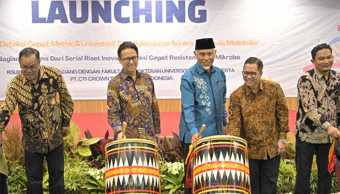 Menkes Luncurkan Panel Deteksi Cepat MRSA berbasis Molekuler di RSUP M Djamil Padang 1 Menkes Luncurkan Panel Deteksi Cepat MRSA berbasis Molekuler di RSUP M Djamil Padang. (f/pemprov sumbar)