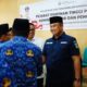 Bupati Sutan Riska Tuanku Kerajaan memberikan ucapan selamat usai pelantikan 37 pejabat struktural di lingkungan Pemkab Dharmasraya