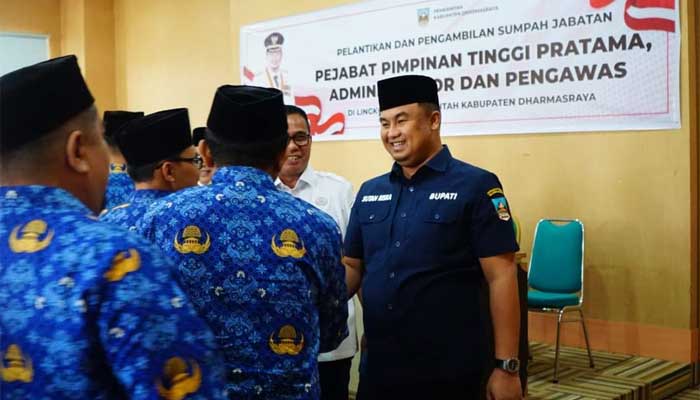 Bupati Sutan Riska Tuanku Kerajaan memberikan ucapan selamat usai pelantikan 37 pejabat struktural di lingkungan Pemkab Dharmasraya