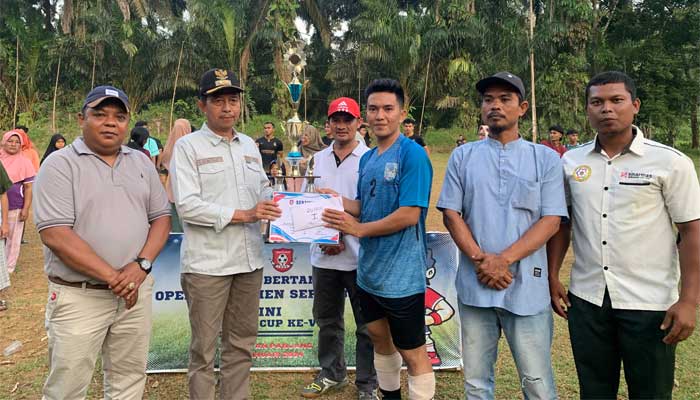 Aghio FC Kajai Juara Open Turnamen Sepak Bola Mini Repoper VIII di Talamau 1 Aghio FC Kajai Juara Open Turnamen Sepak Bola Mini Repoper VIII di Talamau