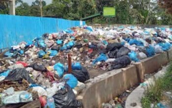 Penumpukan Sampah Di Samping Pasar Padang Kaduduak