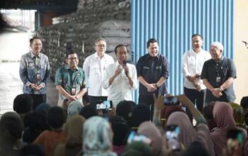 Presiden Jokowi Salurkan Bantuan Pangan Di Cibitung, Bekasi