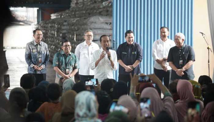 Presiden Jokowi Salurkan Bantuan Pangan Di Cibitung, Bekasi