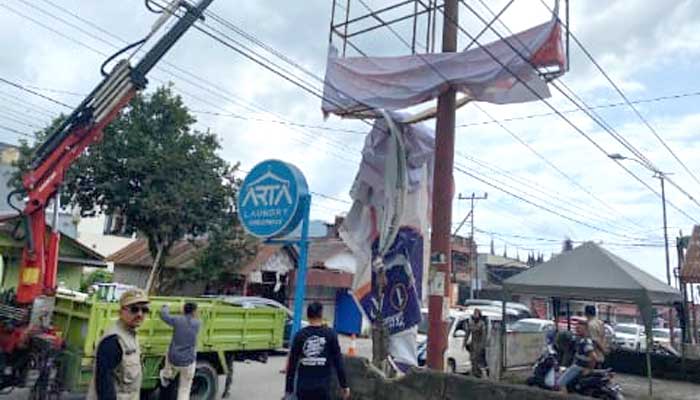 KPU dan Personel Gabungan Mulai Turunkan APK dalam Kota Padang Panjang 1 KPU dan Personel Gabungan Mulai Turunkan APK dalam Kota Padang Panjang