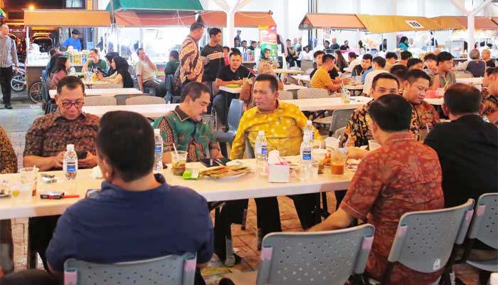 Ketika Wakapolri Nikmati Kuliner di Akau Potong Lembu Tanjungpinang 1 Wakapolri, Komjen Pol Agus Andrianto bersama Gubernur Kepri, Ansar Ahmad dan jajarannya saat mengunjungi pusat kuliner Akau Potong, KM 2 Tanjungpinang